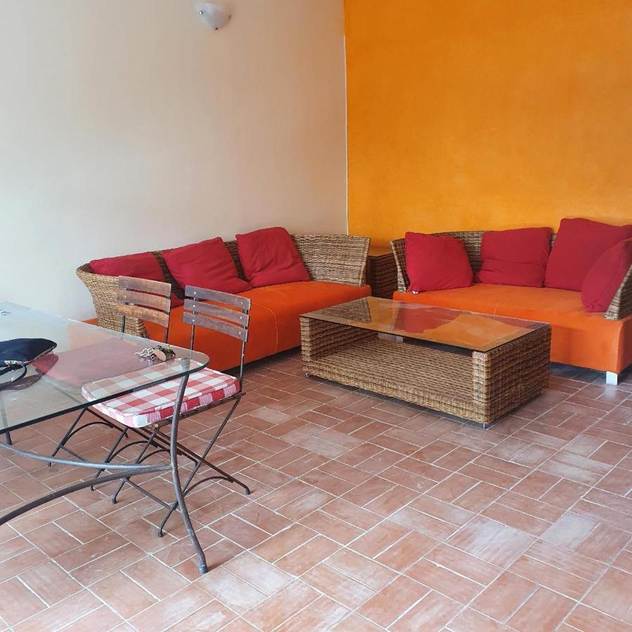 Superbe Appartement Avec Piscine, Proche Centre Ville, Restaurant, Mer Saly エクステリア 写真